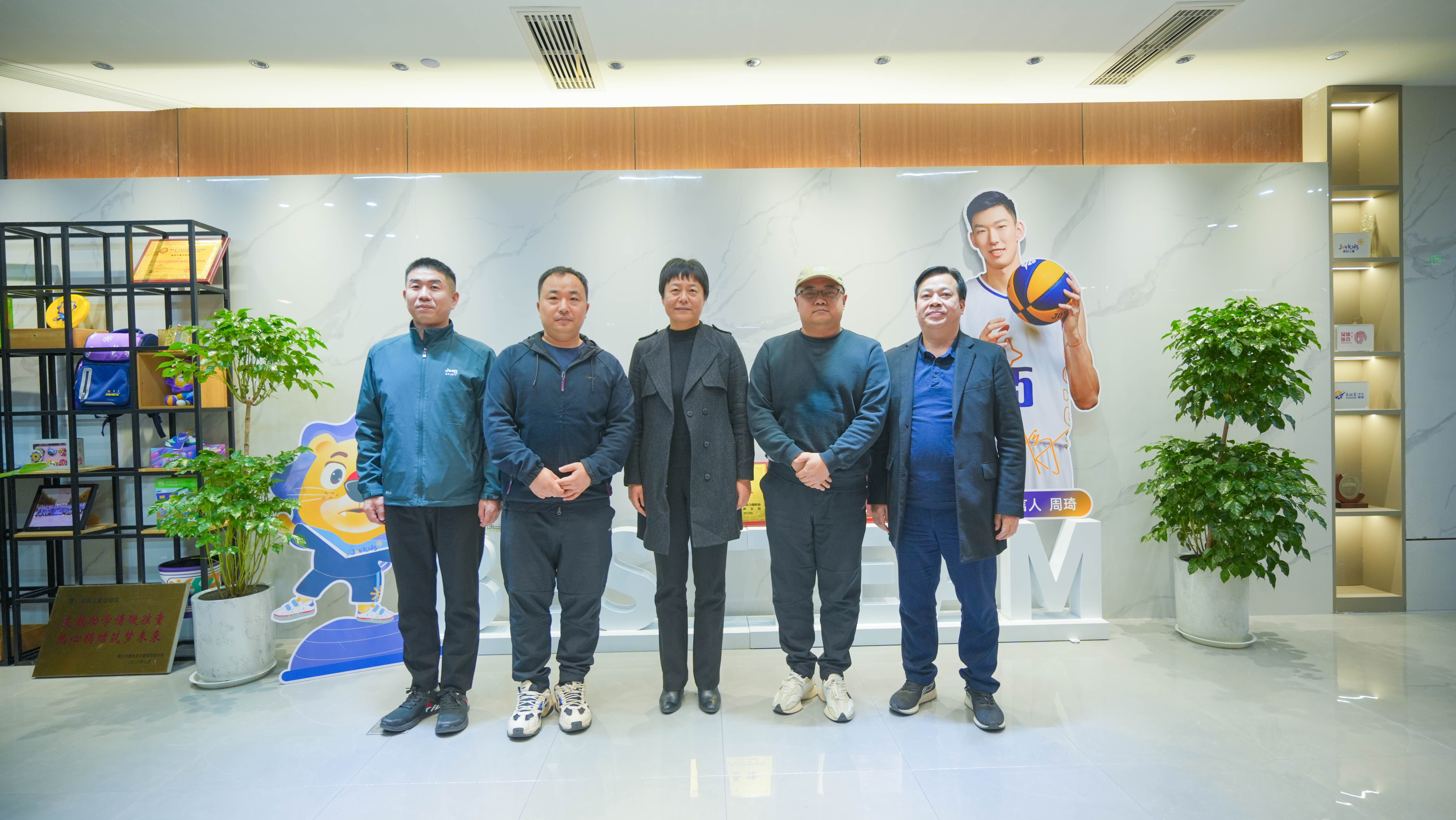郑州市体育局党委书记、局长李雅一行，莅临银河优越会体育调研指导