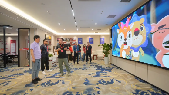 高途创始人、董事长兼CEO陈向东先生一行莅临银河优越会体育参观、交流